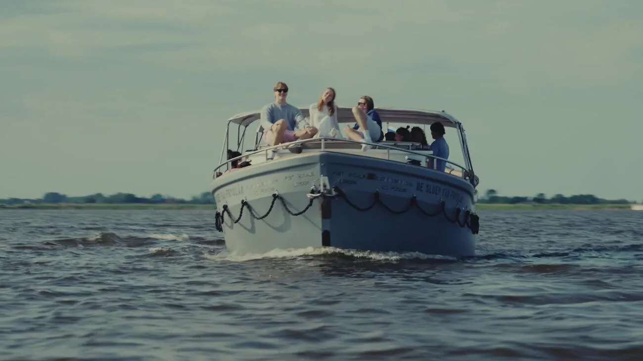 De Sloep fan Fryslân vaart met gasten aan boord over het Friese water