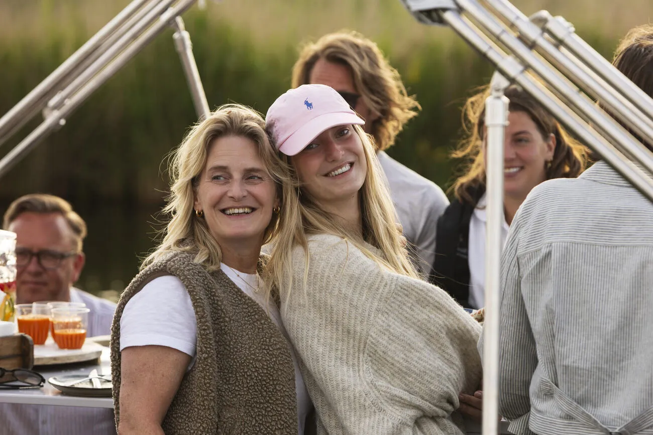 Moeder en dochter genieten samen aan boord van de sloep