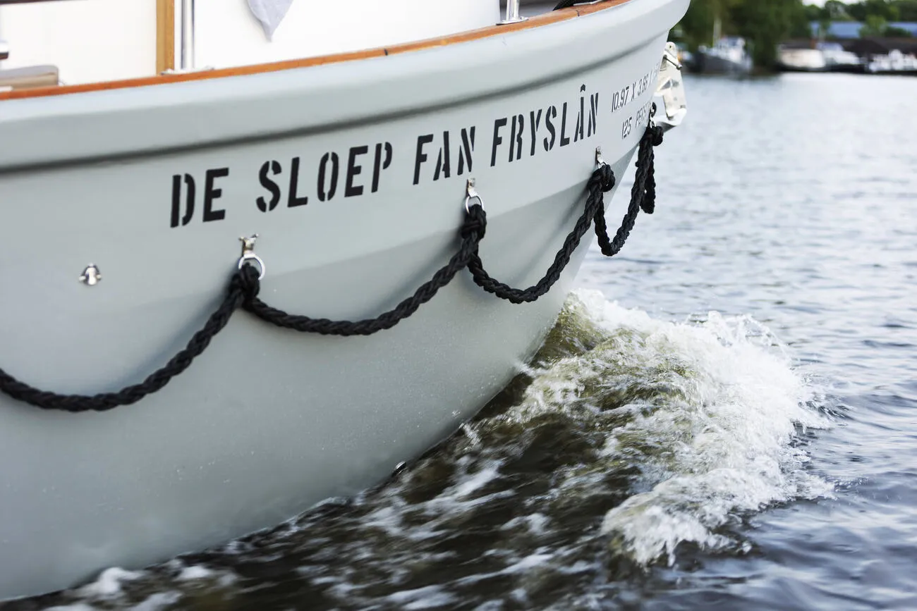 Detail van de naam De Sloep fan Fryslân op de boeg