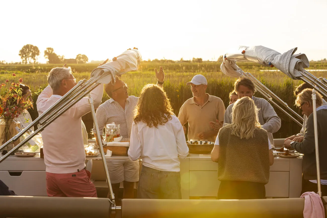 Groepsdiner aan boord langs de Friese velden
