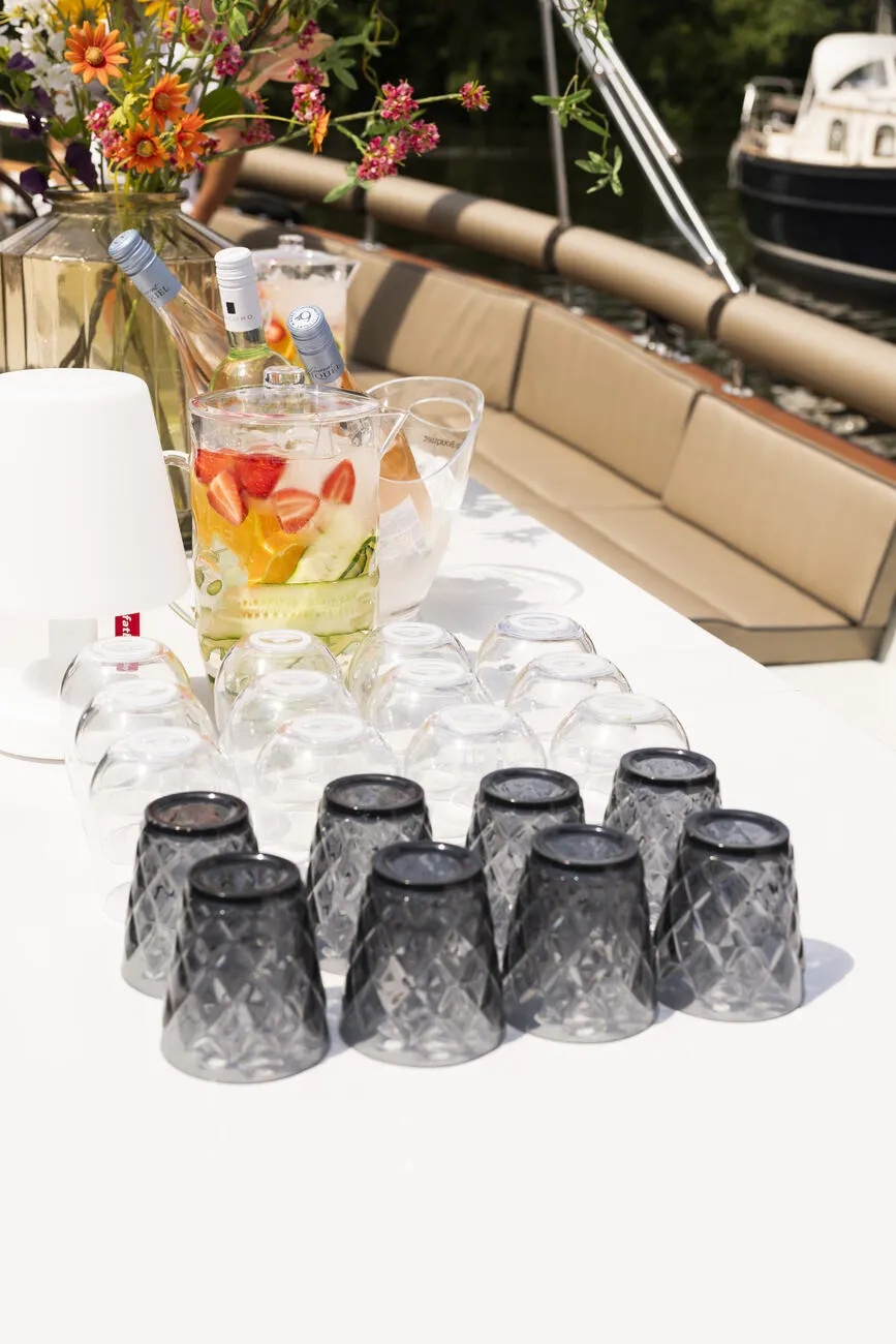 Drinks en bites klaargezet op tafel aan boord