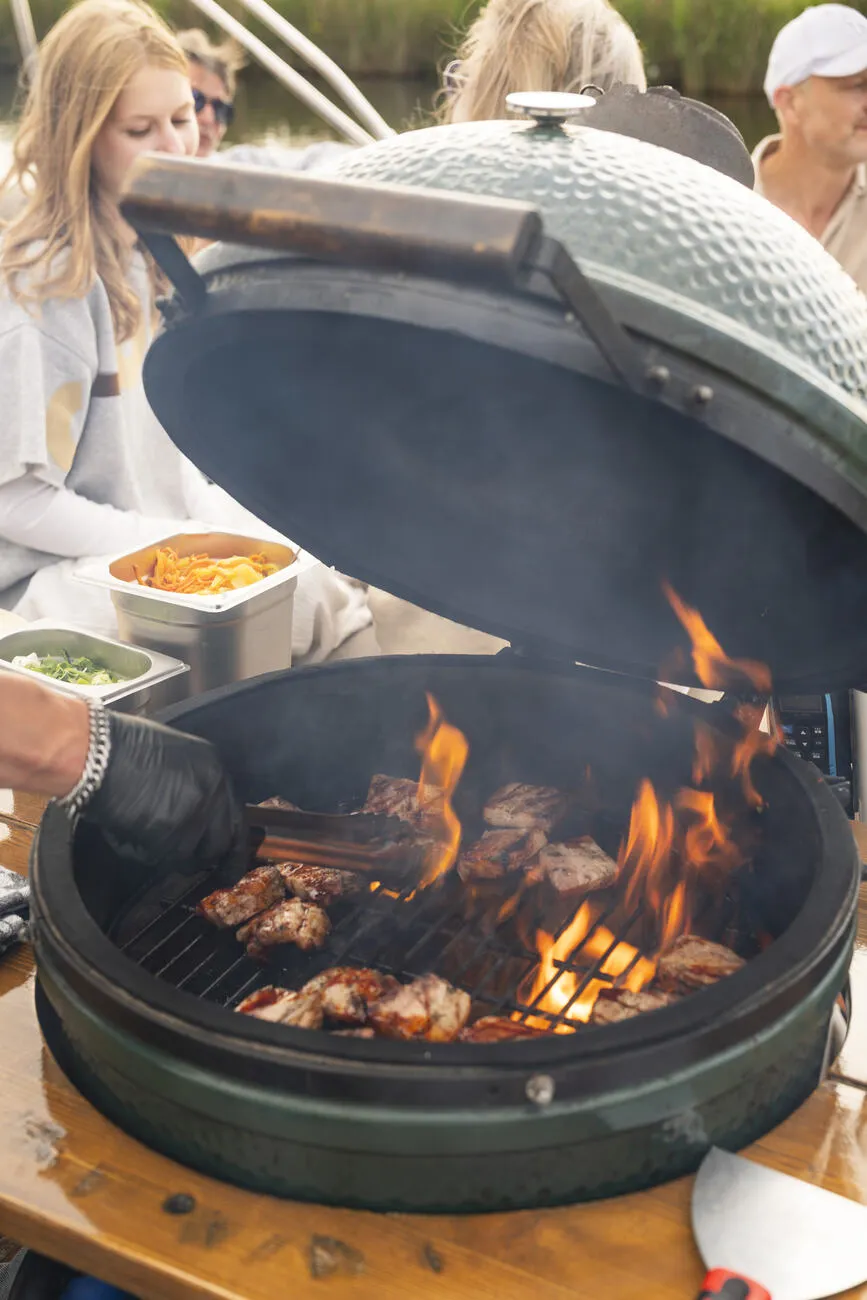 Live-cooking BBQ met vlammen op de Big Green Egg