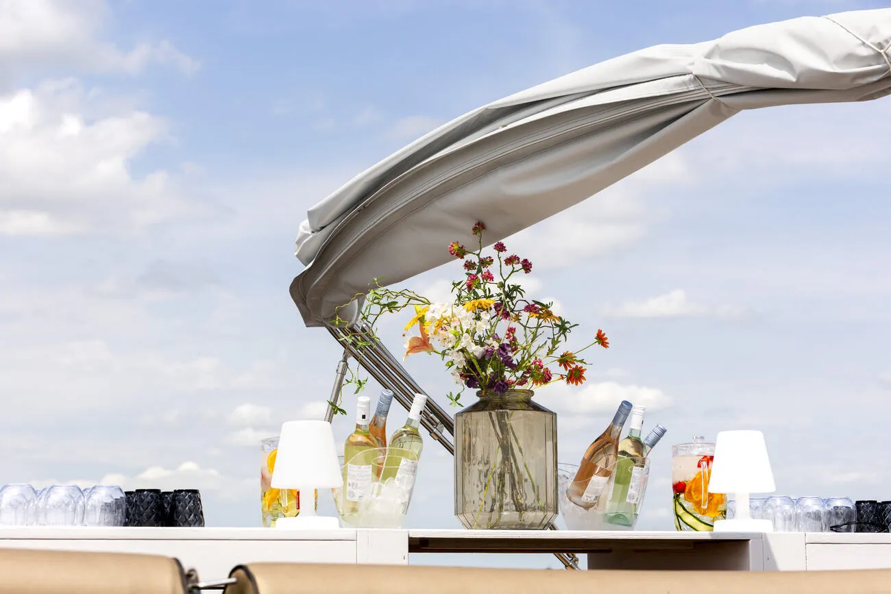Bar aan boord met gekoelde wijn, fris en wilde bloemen